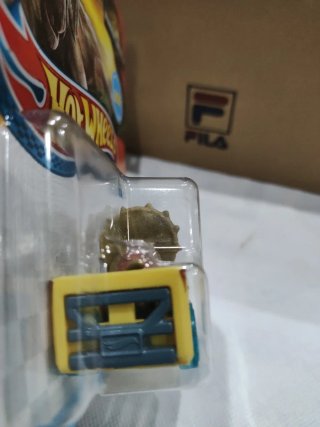 Hot Wheels Racer Verse Triceratops Jurassic World