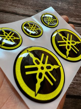 5 EMBLEMAS GEL 3D YAMAHA TMAX NMAX MT07 MT09 R1 R6