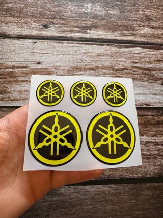5 EMBLEMAS GEL 3D YAMAHA TMAX NMAX MT07 MT09 R1 R6