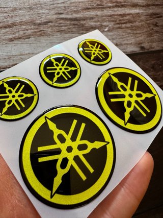5 EMBLEMAS GEL 3D YAMAHA TMAX NMAX MT07 MT09 R1 R6