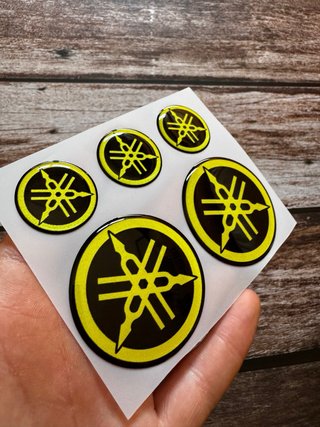 5 EMBLEMAS GEL 3D YAMAHA TMAX NMAX MT07 MT09 R1 R6
