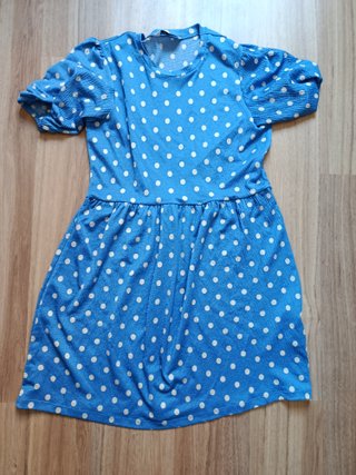Vestido de verano azul con lunares blancos