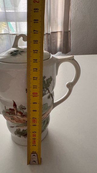 Tetera antigua de porcelana con paisaje