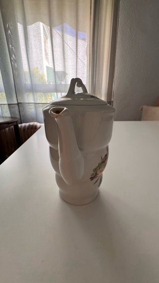 Tetera antigua de porcelana con paisaje