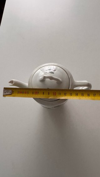 Tetera antigua de porcelana con paisaje