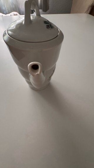 Tetera antigua de porcelana con paisaje