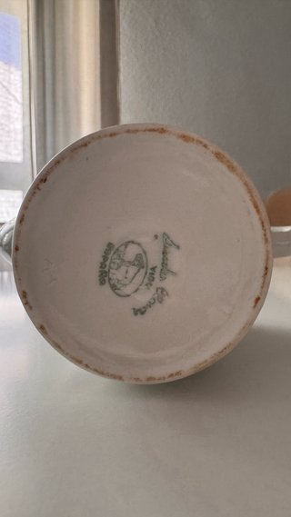 Tetera antigua de porcelana con paisaje