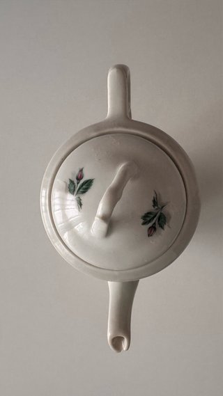 Tetera antigua de porcelana con paisaje