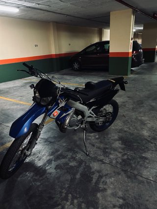 Moto Enduro/Off-Road Negra y Azul