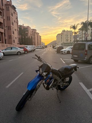 Moto Enduro/Off-Road Negra y Azul