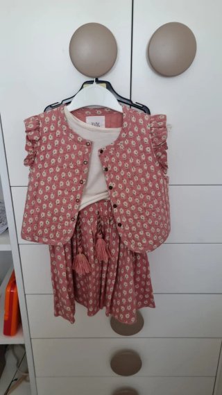 Conjunto falda, camiseta y chaleco talla 5/6