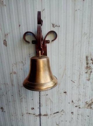 Campana de Bronce con Soporte Forjado