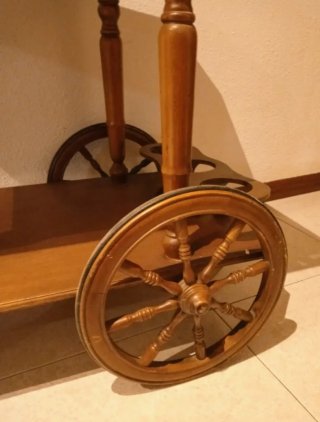 Camarera de madera con ruedas