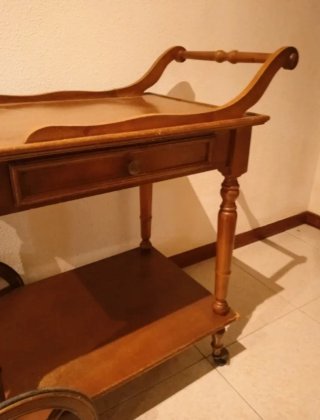 Camarera de madera con ruedas