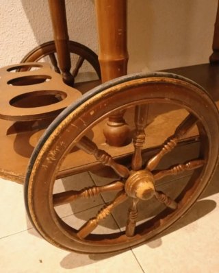 Camarera de madera con ruedas