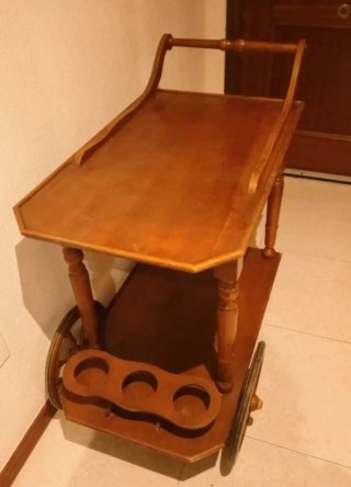 Camarera de madera con ruedas
