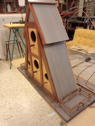 Casa nido para pájaros en madera.