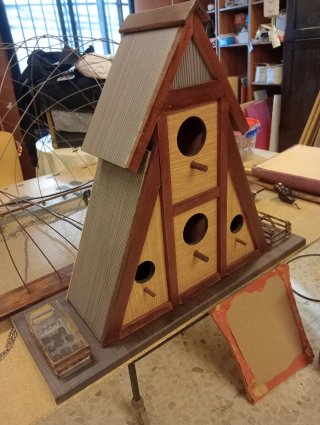 Casa nido para pájaros en madera.