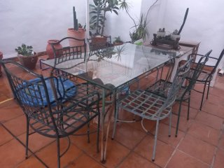 Mesa de terraza y 6 sillas de hierro