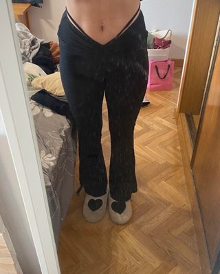 Pantalón negro acampanado con cordón