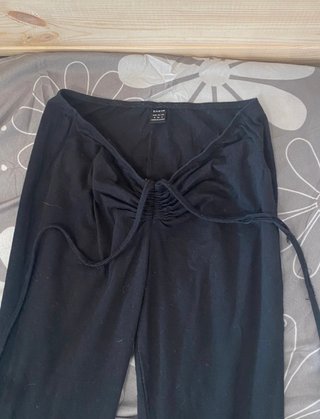 Pantalón negro acampanado con cordón