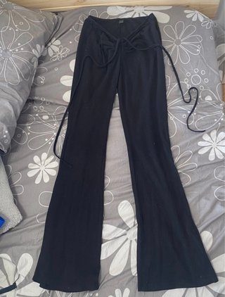 Pantalón negro acampanado con cordón