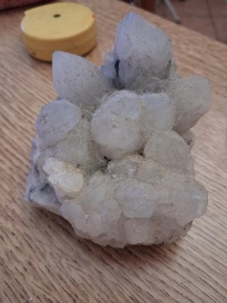 Minerale grezzo, forse quarzo
