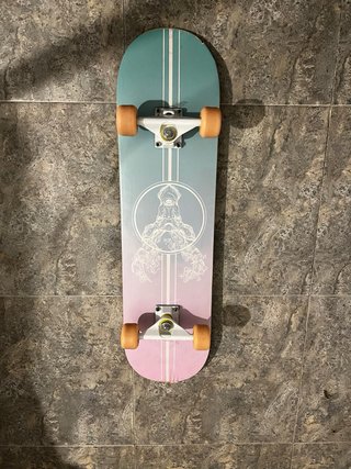 Skate con diseño de ciervo y flores
