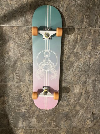 Skate con diseño de ciervo y flores