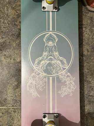 Skate con diseño de ciervo y flores