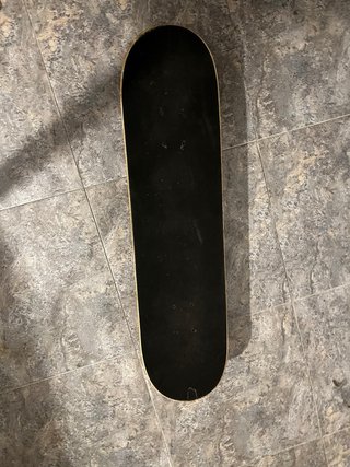 Skate con diseño de ciervo y flores