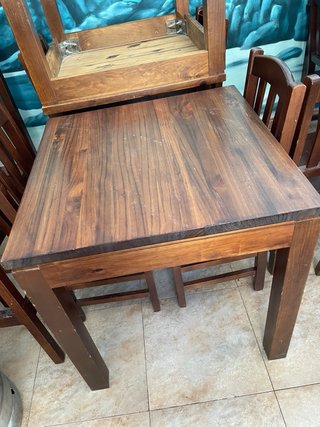 Silla de madera oscura