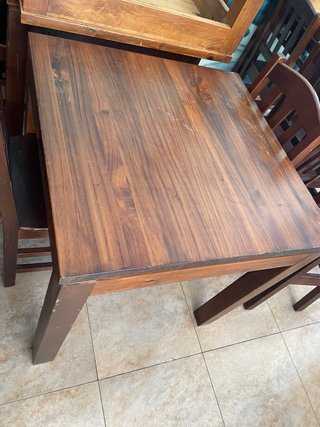 Silla de madera oscura