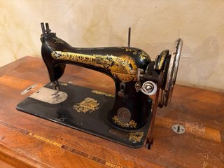 Máquina de coser Singer antigua con mueble
