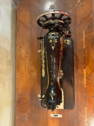 Máquina de coser Singer antigua con mueble