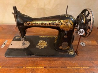 Máquina de coser Singer antigua con mueble