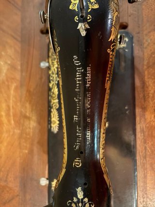 Máquina de coser Singer antigua con mueble