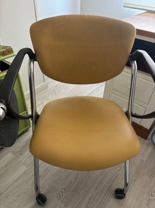 Silla con ruedas y pala