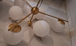 Lámpara de salón dorada y blanca