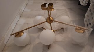 Lámpara de salón dorada y blanca