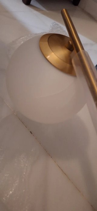 Lámpara de salón dorada y blanca