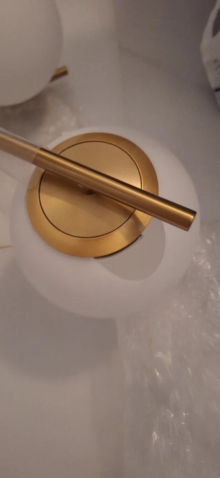 Lámpara de salón dorada y blanca