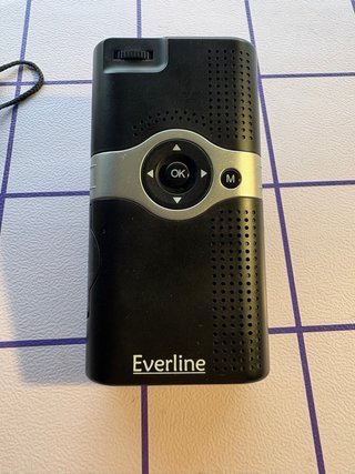 Mini proyector Everline EVD03 portátil