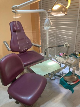 Sillón podólogo púrpura y blanco