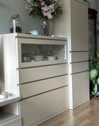 COMEDOR COMPLETO: mueble, mesa,  sillas y vitrina.