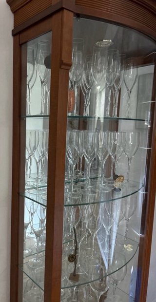 COMEDOR COMPLETO: mueble, mesa,  sillas y vitrina.