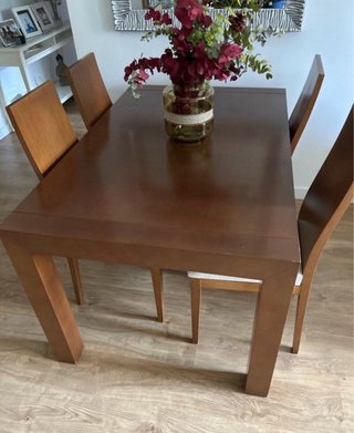 COMEDOR COMPLETO: mueble, mesa,  sillas y vitrina.