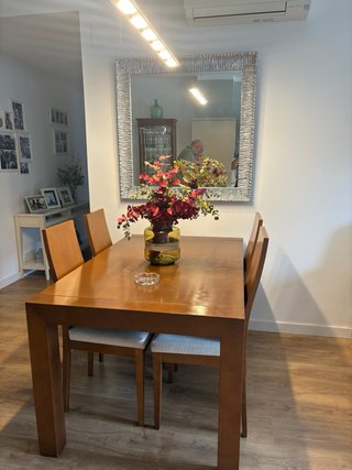 MUEBLES SALÓN: mueble, mesa,  sillas y vitrina.