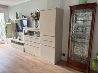 MUEBLES SALÓN: mueble, mesa,  sillas y vitrina.
