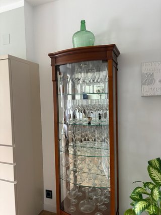 MUEBLES SALÓN: mueble, mesa,  sillas y vitrina.